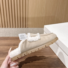 PRADA 普拉达秋冬三角扣复古包头半拖毛拖 这双毛拖无疑是先锋美学与慵懒格调的惊艳融合。标志性的三角扣以利落线条与精致 PRADA 普拉达秋冬三角扣复古包头半拖毛拖 这双毛拖无疑是先锋美学与慵懒格调的惊艳融合。标志性的三角扣以利落线条与精致