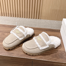 PRADA 普拉达秋冬三角扣复古包头半拖毛拖 这双毛拖无疑是先锋美学与慵懒格调的惊艳融合。标志性的三角扣以利落线条与精致 PRADA 普拉达秋冬三角扣复古包头半拖毛拖 这双毛拖无疑是先锋美学与慵懒格调的惊艳融合。标志性的三角扣以利落线条与精致