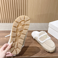 PRADA 普拉达秋冬三角扣复古包头半拖毛拖 这双毛拖无疑是先锋美学与慵懒格调的惊艳融合。标志性的三角扣以利落线条与精致 PRADA 普拉达秋冬三角扣复古包头半拖毛拖 这双毛拖无疑是先锋美学与慵懒格调的惊艳融合。标志性的三角扣以利落线条与精致