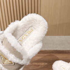 PRADA 普拉达秋冬三角扣复古包头半拖毛拖 这双毛拖无疑是先锋美学与慵懒格调的惊艳融合。标志性的三角扣以利落线条与精致 PRADA 普拉达秋冬三角扣复古包头半拖毛拖 这双毛拖无疑是先锋美学与慵懒格调的惊艳融合。标志性的三角扣以利落线条与精致