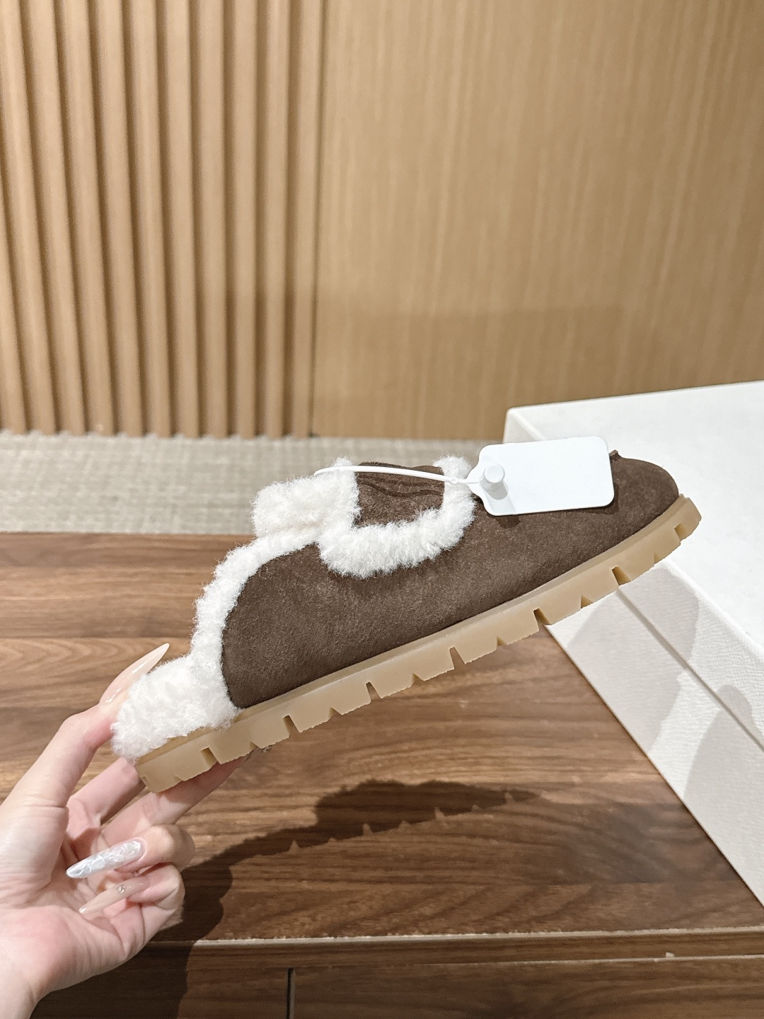 PRADA 普拉达秋冬三角扣复古包头半拖毛拖 这双毛拖无疑是先锋美学与慵懒格调的惊艳融合。标志性的三角扣以利落线条与精致 PRADA 普拉达秋冬三角扣复古包头半拖毛拖 这双毛拖无疑是先锋美学与慵懒格调的惊艳融合。标志性的三角扣以利落线条与精致