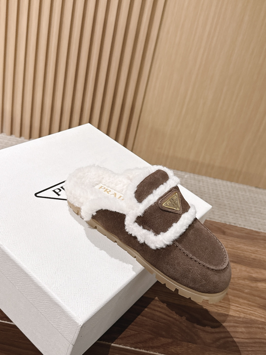 PRADA 普拉达秋冬三角扣复古包头半拖毛拖 这双毛拖无疑是先锋美学与慵懒格调的惊艳融合。标志性的三角扣以利落线条与精致 PRADA 普拉达秋冬三角扣复古包头半拖毛拖 这双毛拖无疑是先锋美学与慵懒格调的惊艳融合。标志性的三角扣以利落线条与精致
