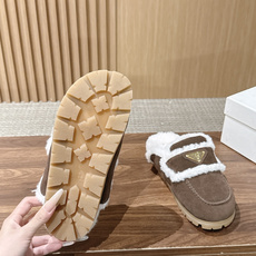 PRADA 普拉达秋冬三角扣复古包头半拖毛拖 这双毛拖无疑是先锋美学与慵懒格调的惊艳融合。标志性的三角扣以利落线条与精致 PRADA 普拉达秋冬三角扣复古包头半拖毛拖 这双毛拖无疑是先锋美学与慵懒格调的惊艳融合。标志性的三角扣以利落线条与精致