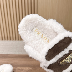 PRADA 普拉达秋冬三角扣复古包头半拖毛拖 这双毛拖无疑是先锋美学与慵懒格调的惊艳融合。标志性的三角扣以利落线条与精致 PRADA 普拉达秋冬三角扣复古包头半拖毛拖 这双毛拖无疑是先锋美学与慵懒格调的惊艳融合。标志性的三角扣以利落线条与精致