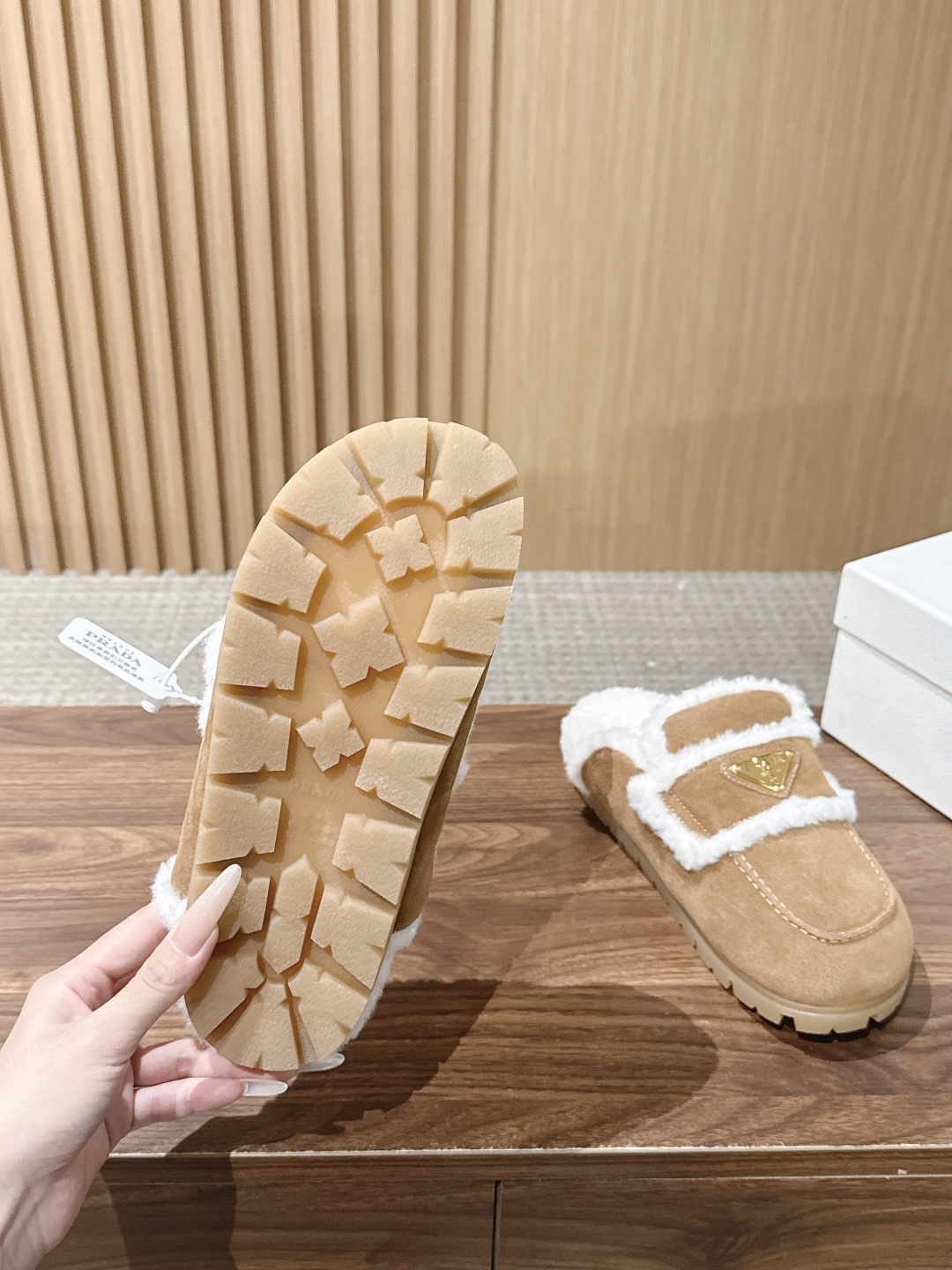 PRADA 普拉达秋冬三角扣复古包头半拖毛拖 这双毛拖无疑是先锋美学与慵懒格调的惊艳融合。标志性的三角扣以利落线条与精致 PRADA 普拉达秋冬三角扣复古包头半拖毛拖 这双毛拖无疑是先锋美学与慵懒格调的惊艳融合。标志性的三角扣以利落线条与精致
