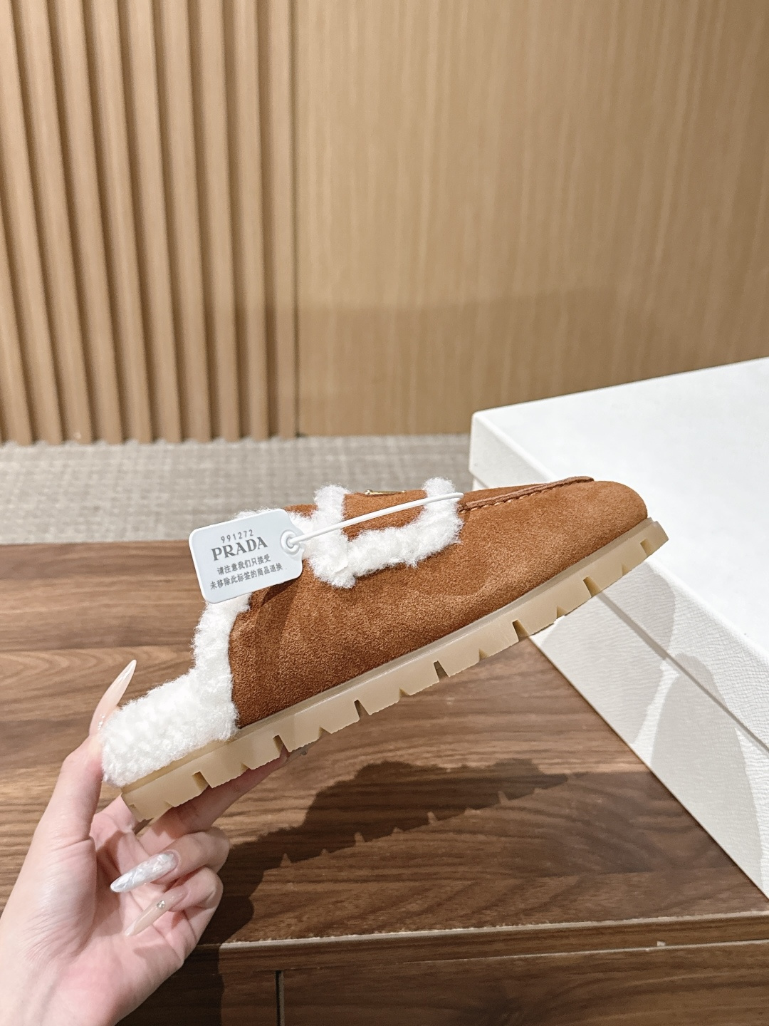 PRADA 普拉达秋冬三角扣复古包头半拖毛拖 这双毛拖无疑是先锋美学与慵懒格调的惊艳融合。标志性的三角扣以利落线条与精致 PRADA 普拉达秋冬三角扣复古包头半拖毛拖 这双毛拖无疑是先锋美学与慵懒格调的惊艳融合。标志性的三角扣以利落线条与精致