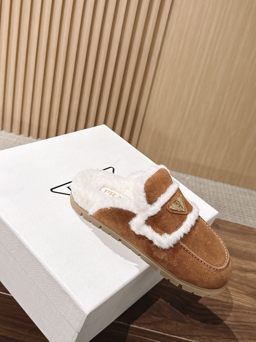 PRADA 普拉达秋冬三角扣复古包头半拖毛拖 这双毛拖无疑是先锋美学与慵懒格调的惊艳融合。标志性的三角扣以利落线条与精致 PRADA 普拉达秋冬三角扣复古包头半拖毛拖 这双毛拖无疑是先锋美学与慵懒格调的惊艳融合。标志性的三角扣以利落线条与精致