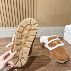 PRADA 普拉达秋冬三角扣复古包头半拖毛拖 这双毛拖无疑是先锋美学与慵懒格调的惊艳融合。标志性的三角扣以利落线条与精致 PRADA 普拉达秋冬三角扣复古包头半拖毛拖 这双毛拖无疑是先锋美学与慵懒格调的惊艳融合。标志性的三角扣以利落线条与精致