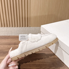PRADA 普拉达秋冬三角扣复古包头半拖毛拖 这双毛拖无疑是先锋美学与慵懒格调的惊艳融合。标志性的三角扣以利落线条与精致 PRADA 普拉达秋冬三角扣复古包头半拖毛拖 这双毛拖无疑是先锋美学与慵懒格调的惊艳融合。标志性的三角扣以利落线条与精致