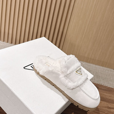 PRADA 普拉达秋冬三角扣复古包头半拖毛拖 这双毛拖无疑是先锋美学与慵懒格调的惊艳融合。标志性的三角扣以利落线条与精致 PRADA 普拉达秋冬三角扣复古包头半拖毛拖 这双毛拖无疑是先锋美学与慵懒格调的惊艳融合。标志性的三角扣以利落线条与精致