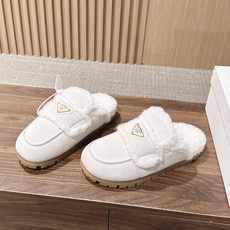PRADA 普拉达秋冬三角扣复古包头半拖毛拖 这双毛拖无疑是先锋美学与慵懒格调的惊艳融合。标志性的三角扣以利落线条与精致 PRADA 普拉达秋冬三角扣复古包头半拖毛拖 这双毛拖无疑是先锋美学与慵懒格调的惊艳融合。标志性的三角扣以利落线条与精致