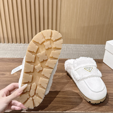 PRADA 普拉达秋冬三角扣复古包头半拖毛拖 这双毛拖无疑是先锋美学与慵懒格调的惊艳融合。标志性的三角扣以利落线条与精致 PRADA 普拉达秋冬三角扣复古包头半拖毛拖 这双毛拖无疑是先锋美学与慵懒格调的惊艳融合。标志性的三角扣以利落线条与精致