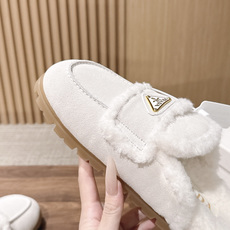 PRADA 普拉达秋冬三角扣复古包头半拖毛拖 这双毛拖无疑是先锋美学与慵懒格调的惊艳融合。标志性的三角扣以利落线条与精致 PRADA 普拉达秋冬三角扣复古包头半拖毛拖 这双毛拖无疑是先锋美学与慵懒格调的惊艳融合。标志性的三角扣以利落线条与精致
