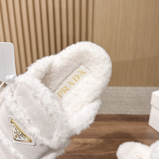 PRADA 普拉达秋冬三角扣复古包头半拖毛拖 这双毛拖无疑是先锋美学与慵懒格调的惊艳融合。标志性的三角扣以利落线条与精致 PRADA 普拉达秋冬三角扣复古包头半拖毛拖 这双毛拖无疑是先锋美学与慵懒格调的惊艳融合。标志性的三角扣以利落线条与精致