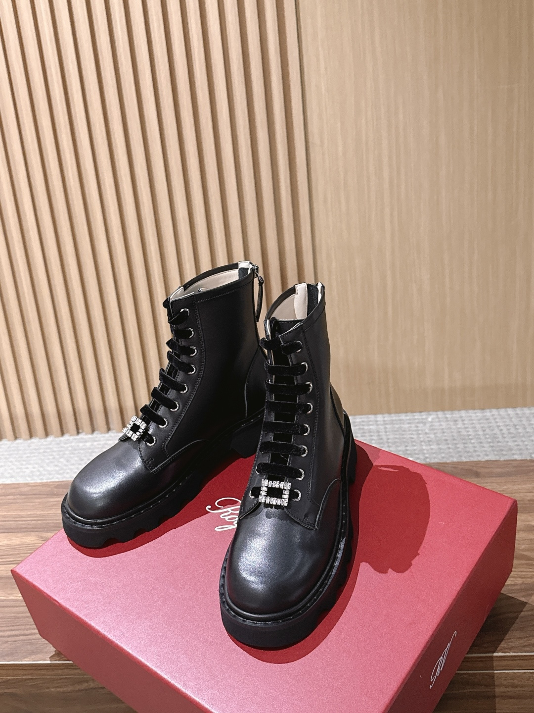 ROGER VIVIER |罗杰维维亚秋冬新款 甜酷千金秋冬本命靴🖤谁懂!RV这双新款马丁靴真的打破我对工装靴的刻板印象 ROGER VIVIER |罗杰维维亚秋冬新款 甜酷千金秋冬本命靴🖤谁懂!RV这双新款马丁靴真的打破我对工装靴的刻板印象