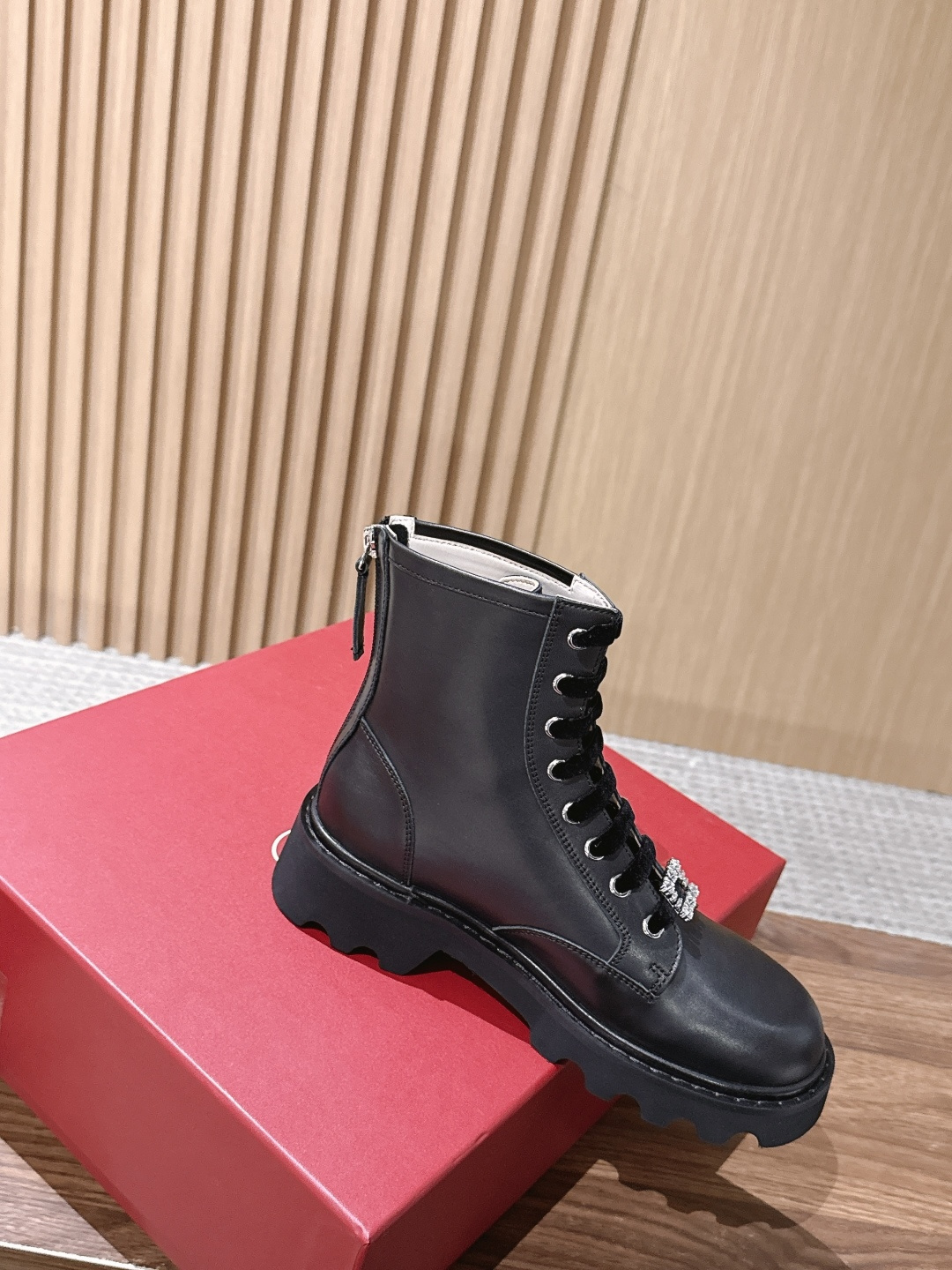 ROGER VIVIER |罗杰维维亚秋冬新款 甜酷千金秋冬本命靴🖤谁懂!RV这双新款马丁靴真的打破我对工装靴的刻板印象 ROGER VIVIER |罗杰维维亚秋冬新款 甜酷千金秋冬本命靴🖤谁懂!RV这双新款马丁靴真的打破我对工装靴的刻板印象
