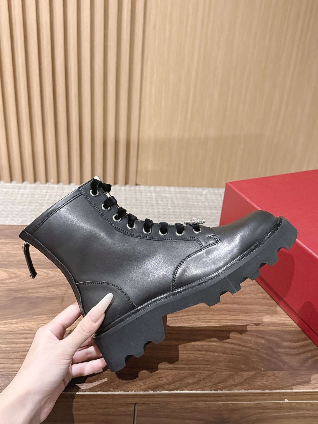 ROGER VIVIER |罗杰维维亚秋冬新款 甜酷千金秋冬本命靴🖤谁懂!RV这双新款马丁靴真的打破我对工装靴的刻板印象 ROGER VIVIER |罗杰维维亚秋冬新款 甜酷千金秋冬本命靴🖤谁懂!RV这双新款马丁靴真的打破我对工装靴的刻板印象