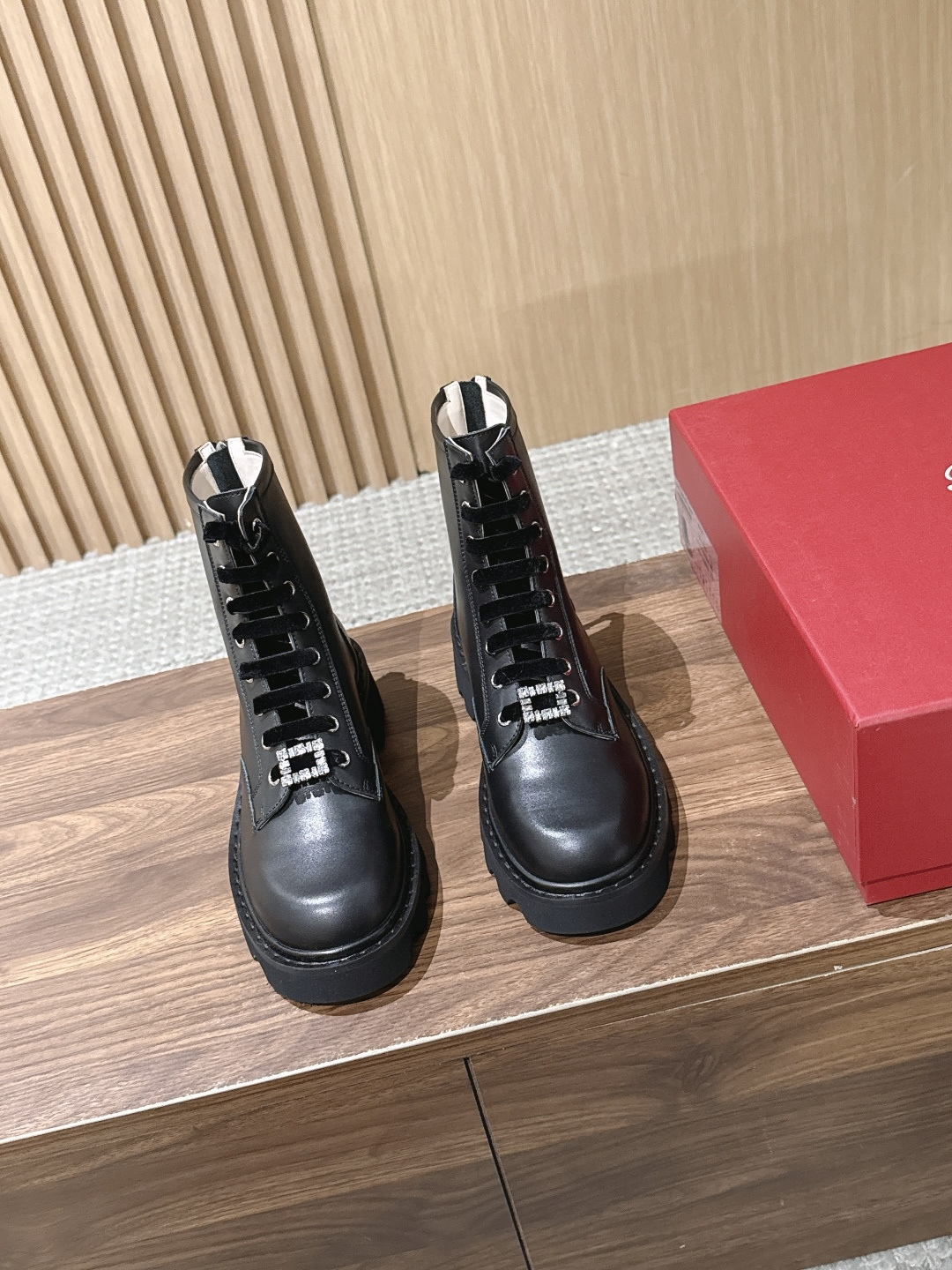 ROGER VIVIER |罗杰维维亚秋冬新款 甜酷千金秋冬本命靴🖤谁懂!RV这双新款马丁靴真的打破我对工装靴的刻板印象 ROGER VIVIER |罗杰维维亚秋冬新款 甜酷千金秋冬本命靴🖤谁懂!RV这双新款马丁靴真的打破我对工装靴的刻板印象