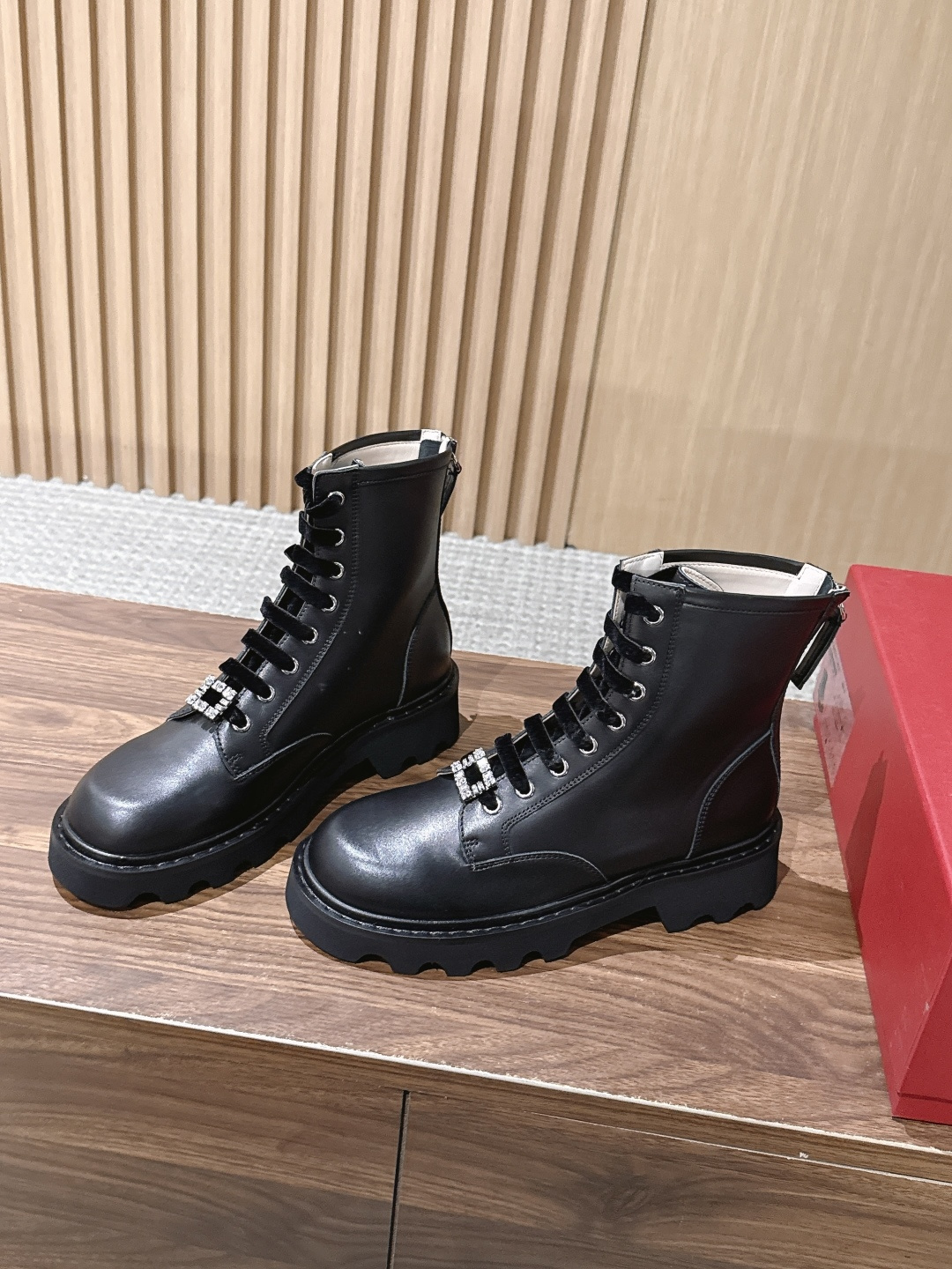 ROGER VIVIER |罗杰维维亚秋冬新款 甜酷千金秋冬本命靴🖤谁懂!RV这双新款马丁靴真的打破我对工装靴的刻板印象 ROGER VIVIER |罗杰维维亚秋冬新款 甜酷千金秋冬本命靴🖤谁懂!RV这双新款马丁靴真的打破我对工装靴的刻板印象