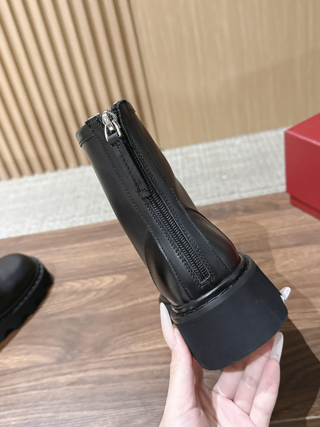 ROGER VIVIER |罗杰维维亚秋冬新款 甜酷千金秋冬本命靴🖤谁懂!RV这双新款马丁靴真的打破我对工装靴的刻板印象 ROGER VIVIER |罗杰维维亚秋冬新款 甜酷千金秋冬本命靴🖤谁懂!RV这双新款马丁靴真的打破我对工装靴的刻板印象
