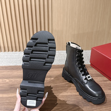 ROGER VIVIER |罗杰维维亚秋冬新款 甜酷千金秋冬本命靴🖤谁懂!RV这双新款马丁靴真的打破我对工装靴的刻板印象 ROGER VIVIER |罗杰维维亚秋冬新款 甜酷千金秋冬本命靴🖤谁懂!RV这双新款马丁靴真的打破我对工装靴的刻板印象