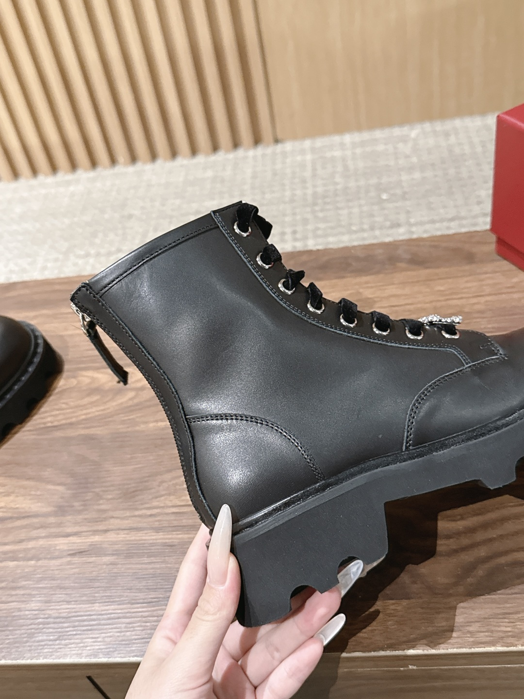 ROGER VIVIER |罗杰维维亚秋冬新款 甜酷千金秋冬本命靴🖤谁懂!RV这双新款马丁靴真的打破我对工装靴的刻板印象 ROGER VIVIER |罗杰维维亚秋冬新款 甜酷千金秋冬本命靴🖤谁懂!RV这双新款马丁靴真的打破我对工装靴的刻板印象