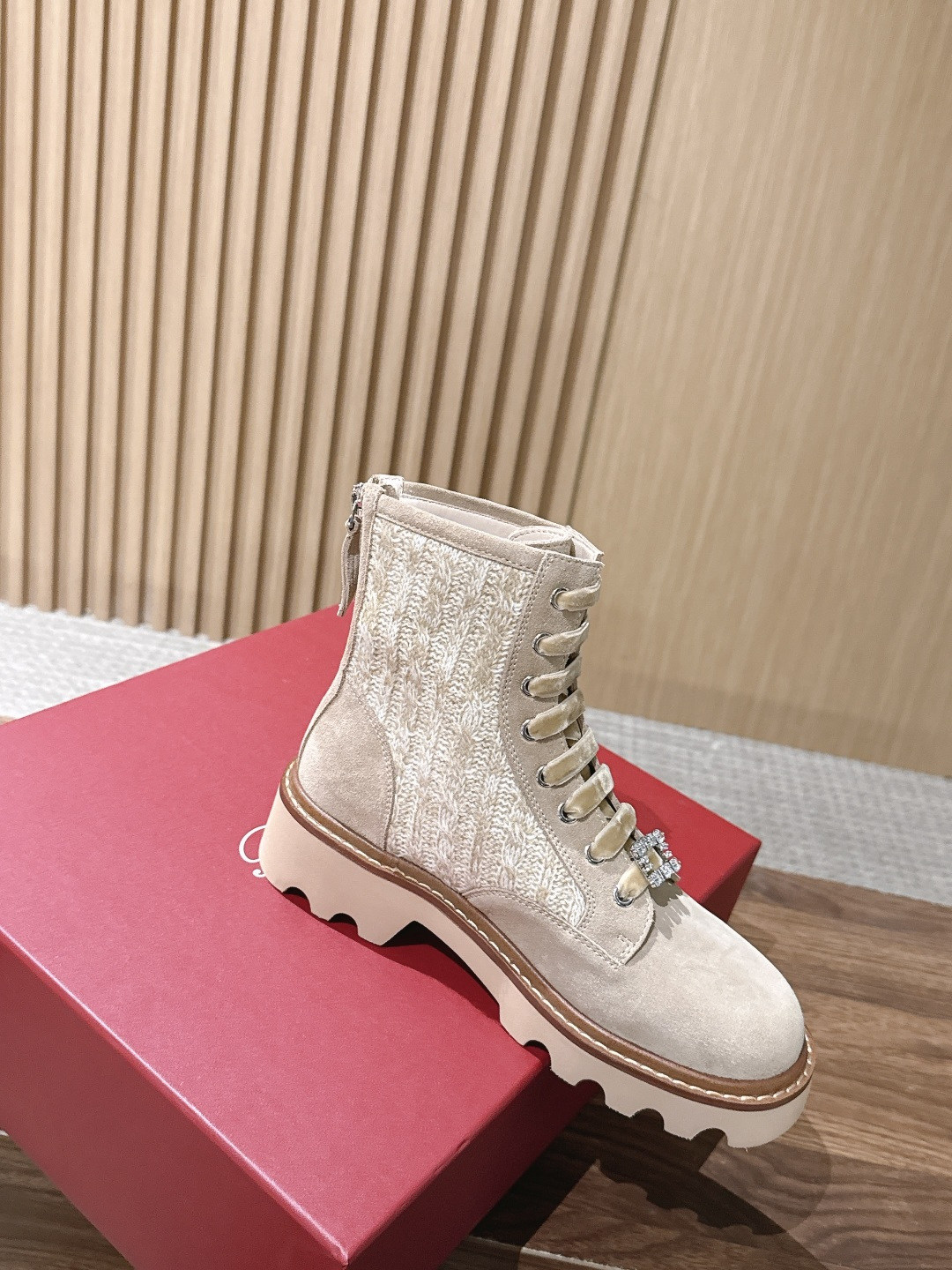 ROGER VIVIER |罗杰维维亚秋冬新款 甜酷千金秋冬本命靴🖤谁懂!RV这双新款马丁靴真的打破我对工装靴的刻板印象 ROGER VIVIER |罗杰维维亚秋冬新款 甜酷千金秋冬本命靴🖤谁懂!RV这双新款马丁靴真的打破我对工装靴的刻板印象