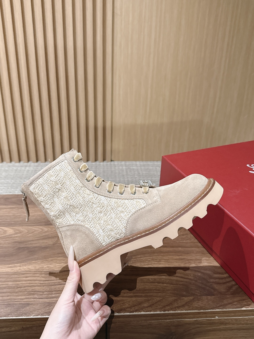 ROGER VIVIER |罗杰维维亚秋冬新款 甜酷千金秋冬本命靴🖤谁懂!RV这双新款马丁靴真的打破我对工装靴的刻板印象 ROGER VIVIER |罗杰维维亚秋冬新款 甜酷千金秋冬本命靴🖤谁懂!RV这双新款马丁靴真的打破我对工装靴的刻板印象
