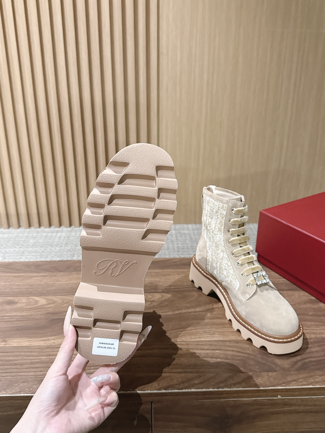 ROGER VIVIER |罗杰维维亚秋冬新款 甜酷千金秋冬本命靴🖤谁懂!RV这双新款马丁靴真的打破我对工装靴的刻板印象 ROGER VIVIER |罗杰维维亚秋冬新款 甜酷千金秋冬本命靴🖤谁懂!RV这双新款马丁靴真的打破我对工装靴的刻板印象