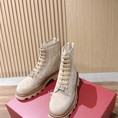 ROGER VIVIER |罗杰维维亚秋冬新款 甜酷千金秋冬本命靴🖤谁懂!RV这双新款马丁靴真的打破我对工装靴的刻板印象 ROGER VIVIER |罗杰维维亚秋冬新款 甜酷千金秋冬本命靴🖤谁懂!RV这双新款马丁靴真的打破我对工装靴的刻板印象