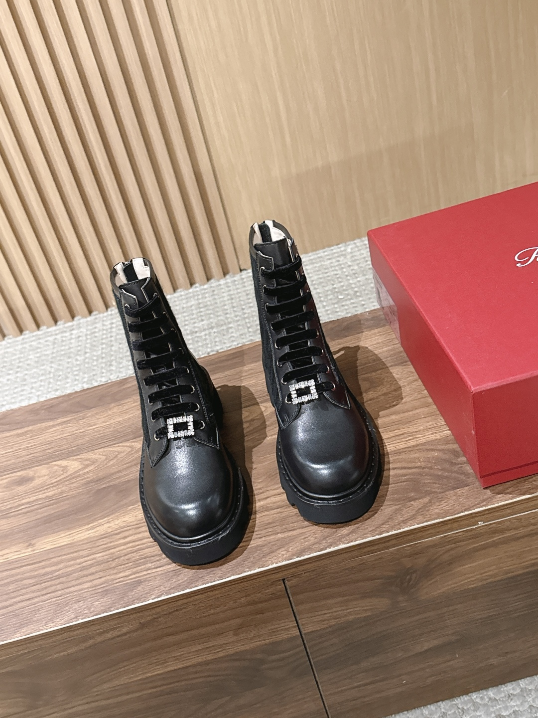 ROGER VIVIER |罗杰维维亚秋冬新款 甜酷千金秋冬本命靴🖤谁懂!RV这双新款马丁靴真的打破我对工装靴的刻板印象 ROGER VIVIER |罗杰维维亚秋冬新款 甜酷千金秋冬本命靴🖤谁懂!RV这双新款马丁靴真的打破我对工装靴的刻板印象