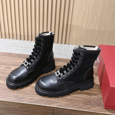 ROGER VIVIER |罗杰维维亚秋冬新款 甜酷千金秋冬本命靴🖤谁懂!RV这双新款马丁靴真的打破我对工装靴的刻板印象 ROGER VIVIER |罗杰维维亚秋冬新款 甜酷千金秋冬本命靴🖤谁懂!RV这双新款马丁靴真的打破我对工装靴的刻板印象