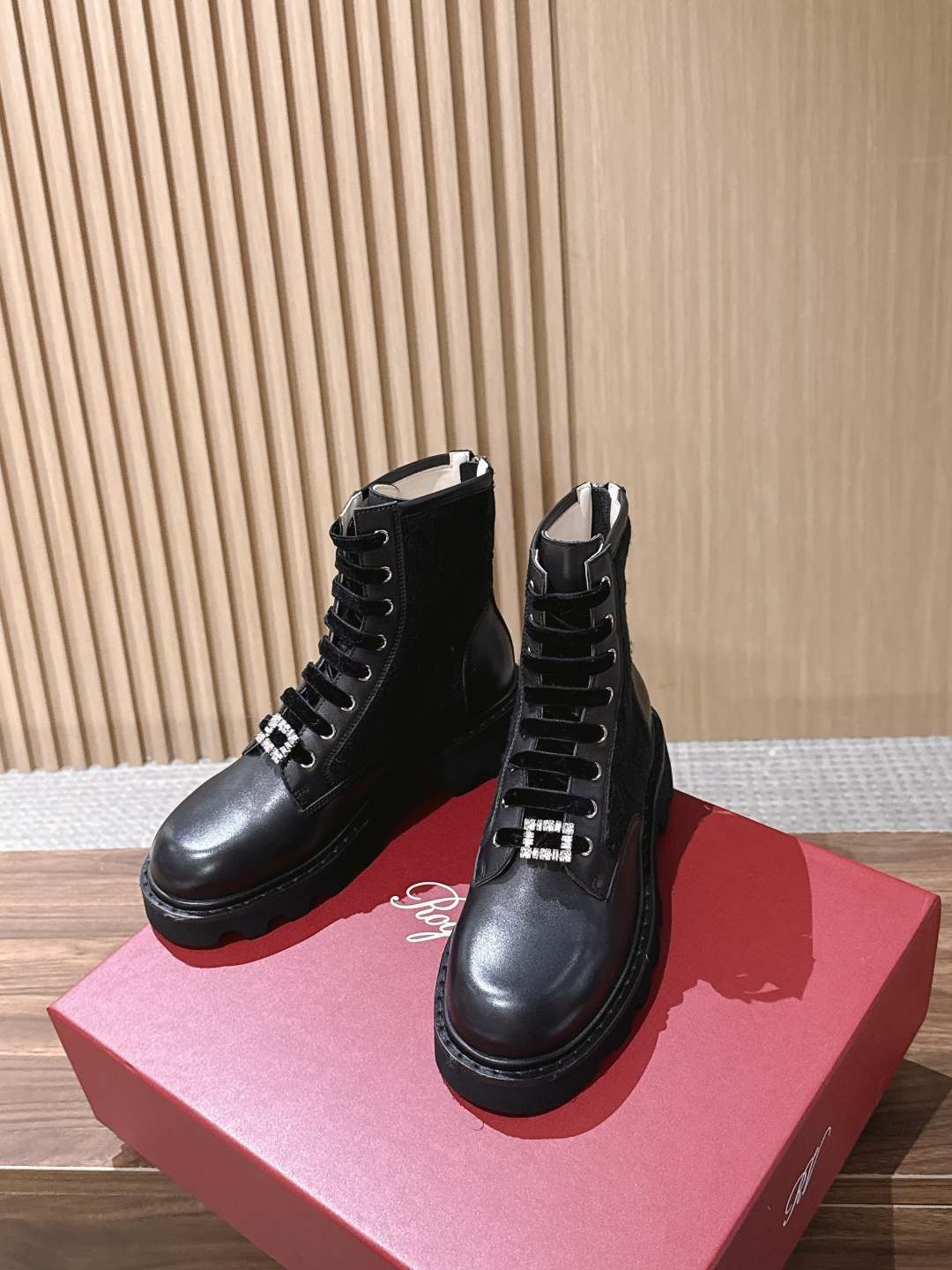 ROGER VIVIER |罗杰维维亚秋冬新款 甜酷千金秋冬本命靴🖤谁懂!RV这双新款马丁靴真的打破我对工装靴的刻板印象 ROGER VIVIER |罗杰维维亚秋冬新款 甜酷千金秋冬本命靴🖤谁懂!RV这双新款马丁靴真的打破我对工装靴的刻板印象