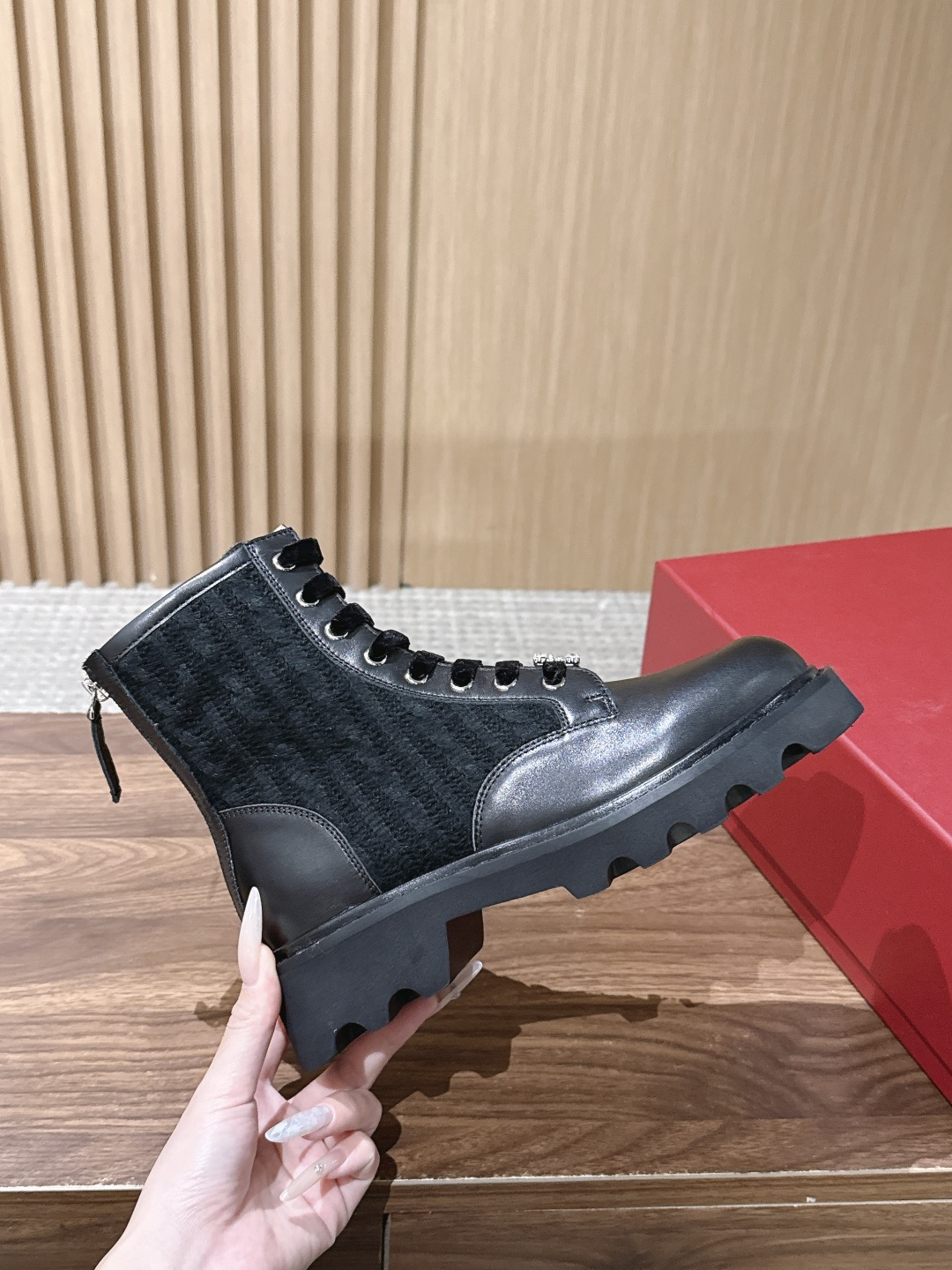 ROGER VIVIER |罗杰维维亚秋冬新款 甜酷千金秋冬本命靴🖤谁懂!RV这双新款马丁靴真的打破我对工装靴的刻板印象 ROGER VIVIER |罗杰维维亚秋冬新款 甜酷千金秋冬本命靴🖤谁懂!RV这双新款马丁靴真的打破我对工装靴的刻板印象