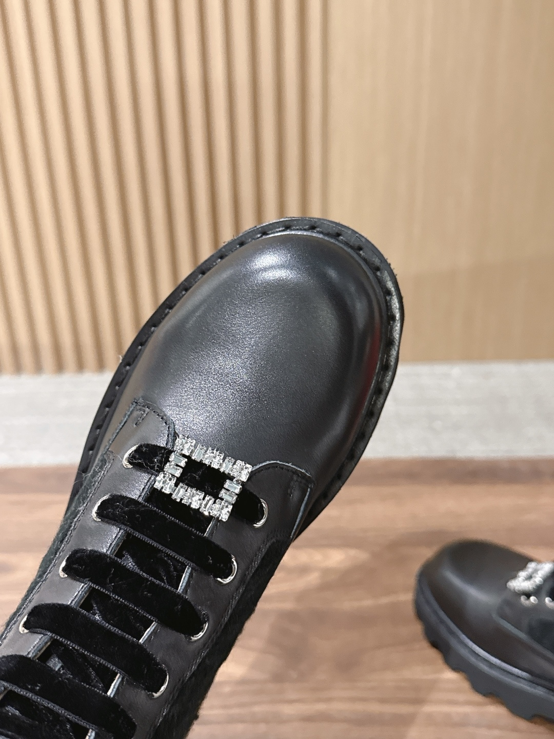 ROGER VIVIER |罗杰维维亚秋冬新款 甜酷千金秋冬本命靴🖤谁懂!RV这双新款马丁靴真的打破我对工装靴的刻板印象 ROGER VIVIER |罗杰维维亚秋冬新款 甜酷千金秋冬本命靴🖤谁懂!RV这双新款马丁靴真的打破我对工装靴的刻板印象