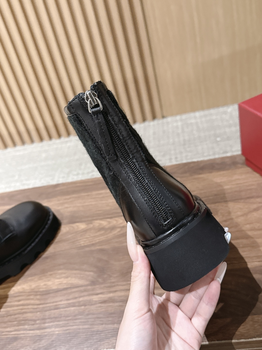 ROGER VIVIER |罗杰维维亚秋冬新款 甜酷千金秋冬本命靴🖤谁懂!RV这双新款马丁靴真的打破我对工装靴的刻板印象 ROGER VIVIER |罗杰维维亚秋冬新款 甜酷千金秋冬本命靴🖤谁懂!RV这双新款马丁靴真的打破我对工装靴的刻板印象