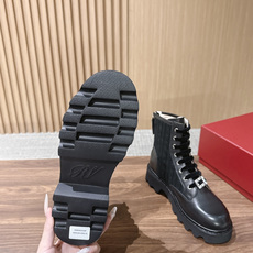 ROGER VIVIER |罗杰维维亚秋冬新款 甜酷千金秋冬本命靴🖤谁懂!RV这双新款马丁靴真的打破我对工装靴的刻板印象 ROGER VIVIER |罗杰维维亚秋冬新款 甜酷千金秋冬本命靴🖤谁懂!RV这双新款马丁靴真的打破我对工装靴的刻板印象