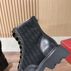 ROGER VIVIER |罗杰维维亚秋冬新款 甜酷千金秋冬本命靴🖤谁懂!RV这双新款马丁靴真的打破我对工装靴的刻板印象 ROGER VIVIER |罗杰维维亚秋冬新款 甜酷千金秋冬本命靴🖤谁懂!RV这双新款马丁靴真的打破我对工装靴的刻板印象