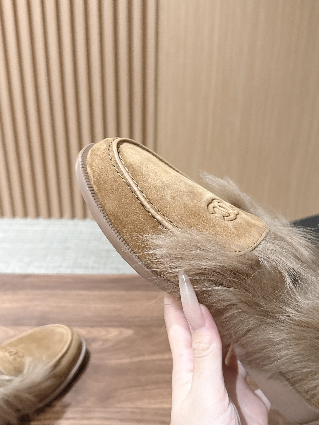 CHANEL 香奈儿秋冬新款滑雪系列🐰兔毛乐福鞋 这双貉子毛乐福鞋真的美到失语全真皮面料细腻高级 搭配经典刺绣 每一处细 CHANEL 香奈儿秋冬新款滑雪系列🐰兔毛乐福鞋 这双貉子毛乐福鞋真的美到失语全真皮面料细腻高级 搭配经典刺绣 每一处细
