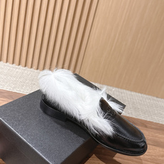 CHANEL 香奈儿秋冬新款滑雪系列🐰兔毛乐福鞋 这双貉子毛乐福鞋真的美到失语全真皮面料细腻高级 搭配经典刺绣 每一处细 CHANEL 香奈儿秋冬新款滑雪系列🐰兔毛乐福鞋 这双貉子毛乐福鞋真的美到失语全真皮面料细腻高级 搭配经典刺绣 每一处细