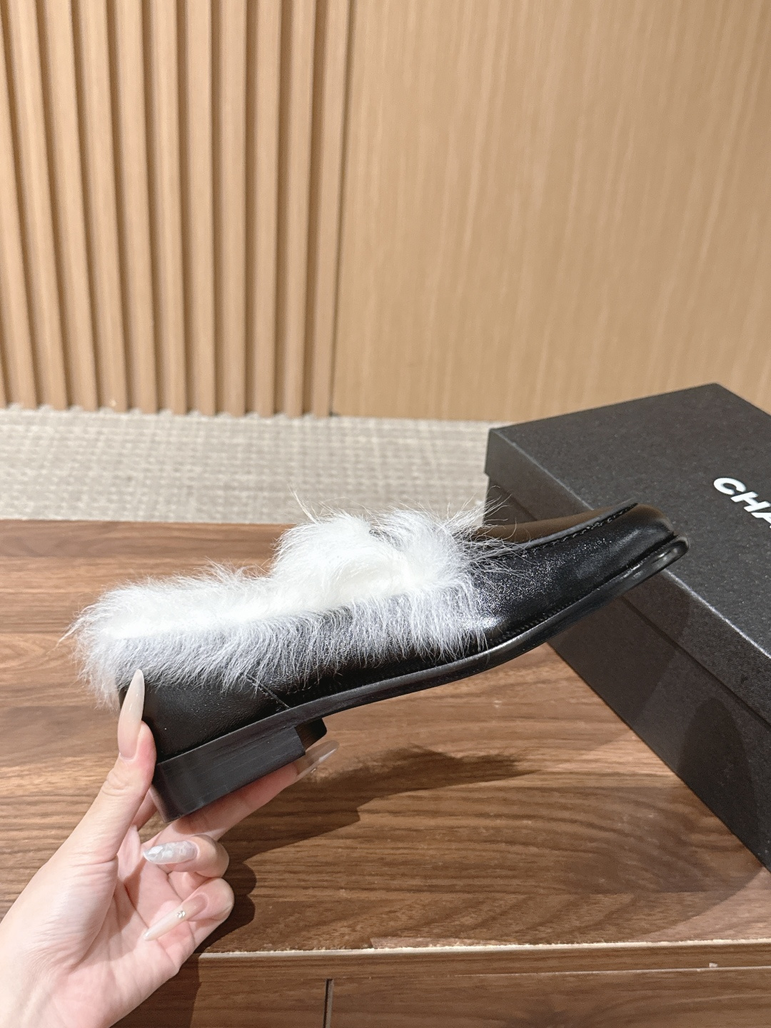 CHANEL 香奈儿秋冬新款滑雪系列🐰兔毛乐福鞋 这双貉子毛乐福鞋真的美到失语全真皮面料细腻高级 搭配经典刺绣 每一处细 CHANEL 香奈儿秋冬新款滑雪系列🐰兔毛乐福鞋 这双貉子毛乐福鞋真的美到失语全真皮面料细腻高级 搭配经典刺绣 每一处细