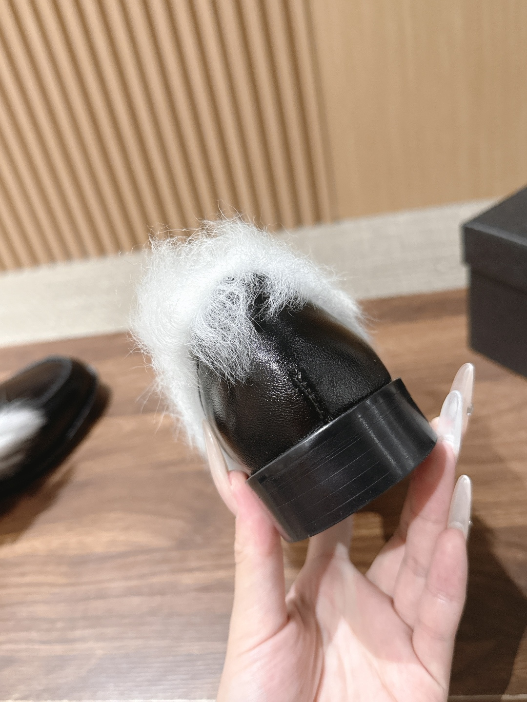 CHANEL 香奈儿秋冬新款滑雪系列🐰兔毛乐福鞋 这双貉子毛乐福鞋真的美到失语全真皮面料细腻高级 搭配经典刺绣 每一处细 CHANEL 香奈儿秋冬新款滑雪系列🐰兔毛乐福鞋 这双貉子毛乐福鞋真的美到失语全真皮面料细腻高级 搭配经典刺绣 每一处细