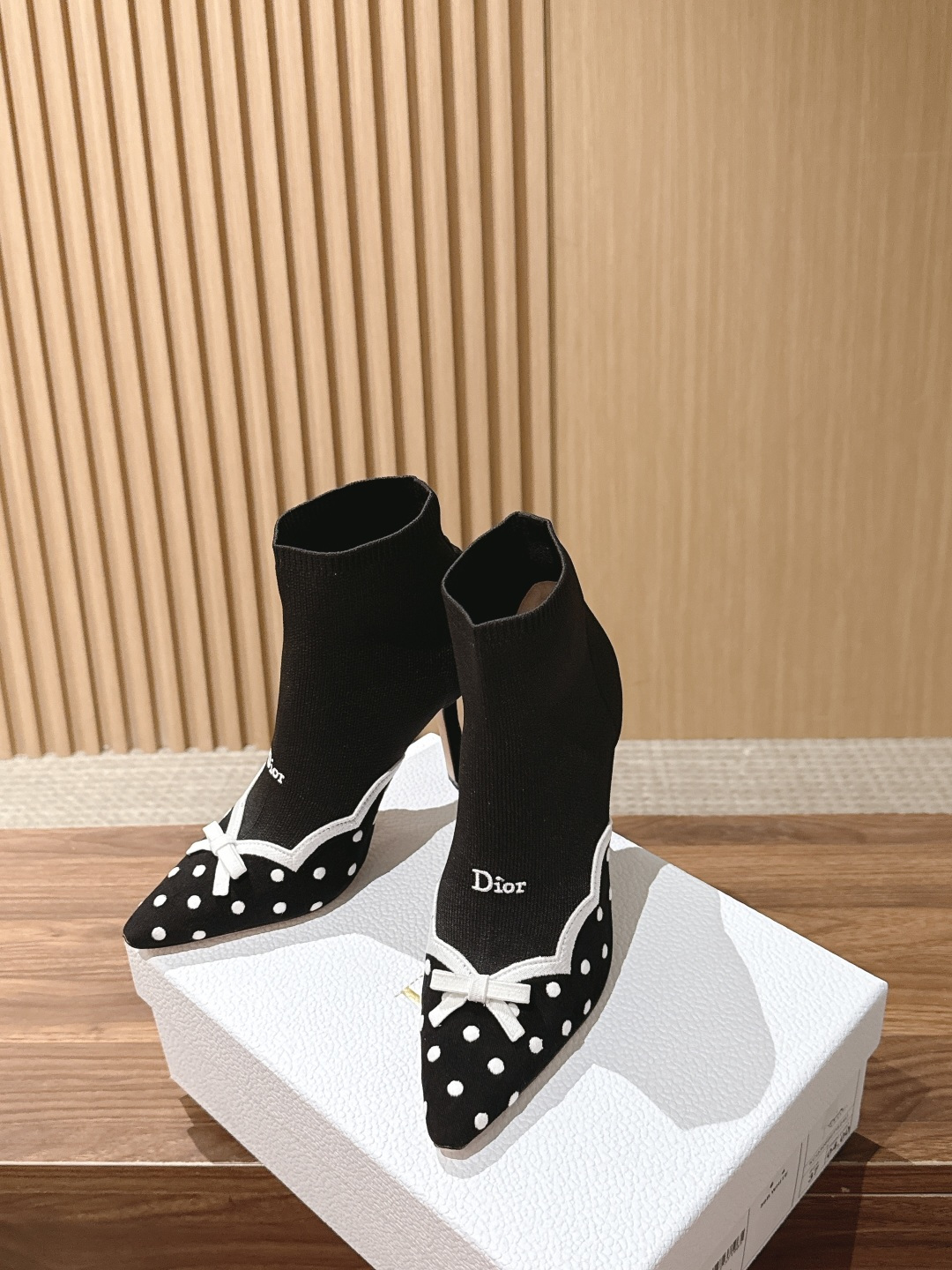 Christian Dior 迪奥早秋新款波点蝴蝶结针织细跟短靴 自带甜欲轻奢氛围感，弹力针织袜筒贴合脚踝线条，尖头鞋型