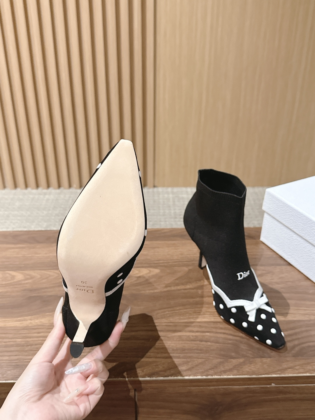 Christian Dior 迪奥早秋新款波点蝴蝶结针织细跟短靴 自带甜欲轻奢氛围感，弹力针织袜筒贴合脚踝线条，尖头鞋型