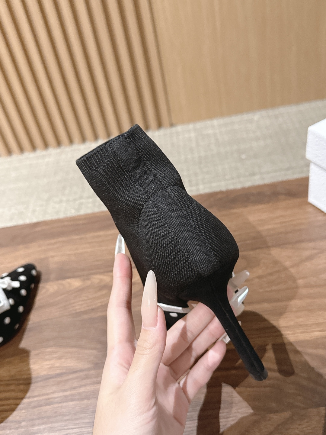 Christian Dior 迪奥早秋新款波点蝴蝶结针织细跟短靴 自带甜欲轻奢氛围感，弹力针织袜筒贴合脚踝线条，尖头鞋型