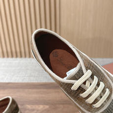 Loro Piana 诺悠翩雅早秋新款格纹系带休闲板鞋 自带松弛复古氛围感,柔和圆头包容脚型,格纹面料自带低调质感,简约 Loro Piana 诺悠翩雅早秋新款格纹系带休闲板鞋 自带松弛复古氛围感,柔和圆头包容脚型,格纹面料自带低调质感,简约