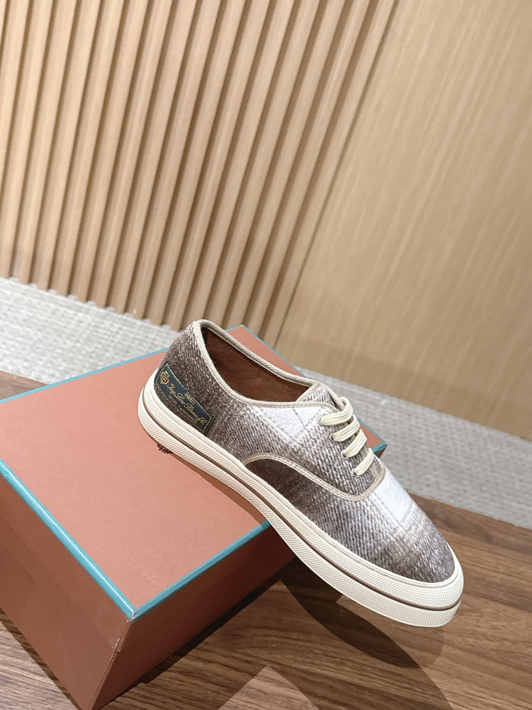 Loro Piana 诺悠翩雅早秋新款格纹系带休闲板鞋 自带松弛复古氛围感,柔和圆头包容脚型,格纹面料自带低调质感,简约 Loro Piana 诺悠翩雅早秋新款格纹系带休闲板鞋 自带松弛复古氛围感,柔和圆头包容脚型,格纹面料自带低调质感,简约