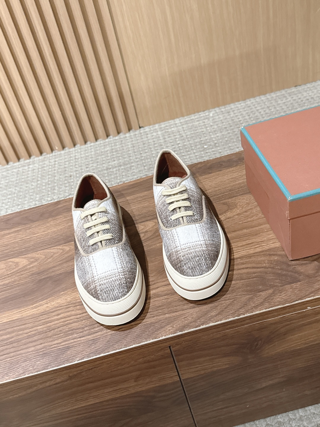 Loro Piana 诺悠翩雅早秋新款格纹系带休闲板鞋 自带松弛复古氛围感，柔和圆头包容脚型，格纹面料自带低调质感，简约