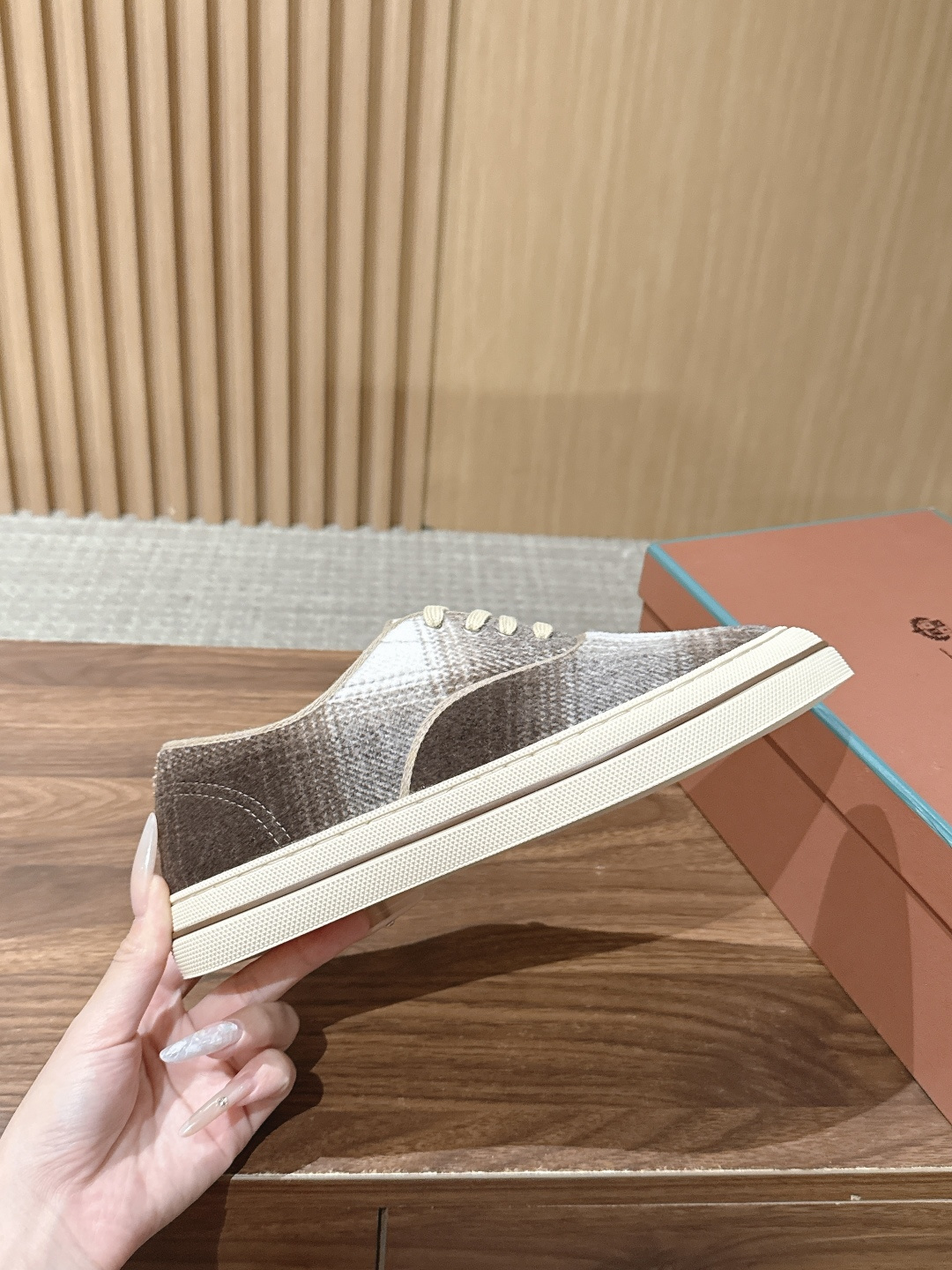 Loro Piana 诺悠翩雅早秋新款格纹系带休闲板鞋 自带松弛复古氛围感,柔和圆头包容脚型,格纹面料自带低调质感,简约 Loro Piana 诺悠翩雅早秋新款格纹系带休闲板鞋 自带松弛复古氛围感,柔和圆头包容脚型,格纹面料自带低调质感,简约