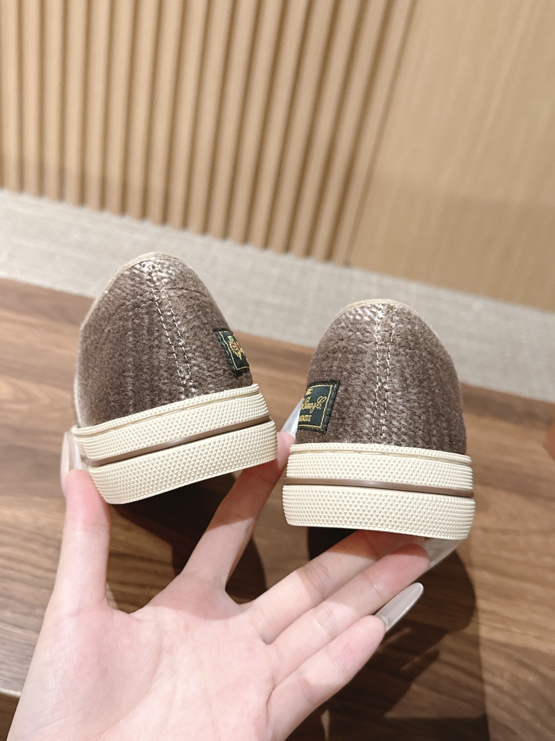 Loro Piana 诺悠翩雅早秋新款格纹系带休闲板鞋 自带松弛复古氛围感,柔和圆头包容脚型,格纹面料自带低调质感,简约 Loro Piana 诺悠翩雅早秋新款格纹系带休闲板鞋 自带松弛复古氛围感,柔和圆头包容脚型,格纹面料自带低调质感,简约
